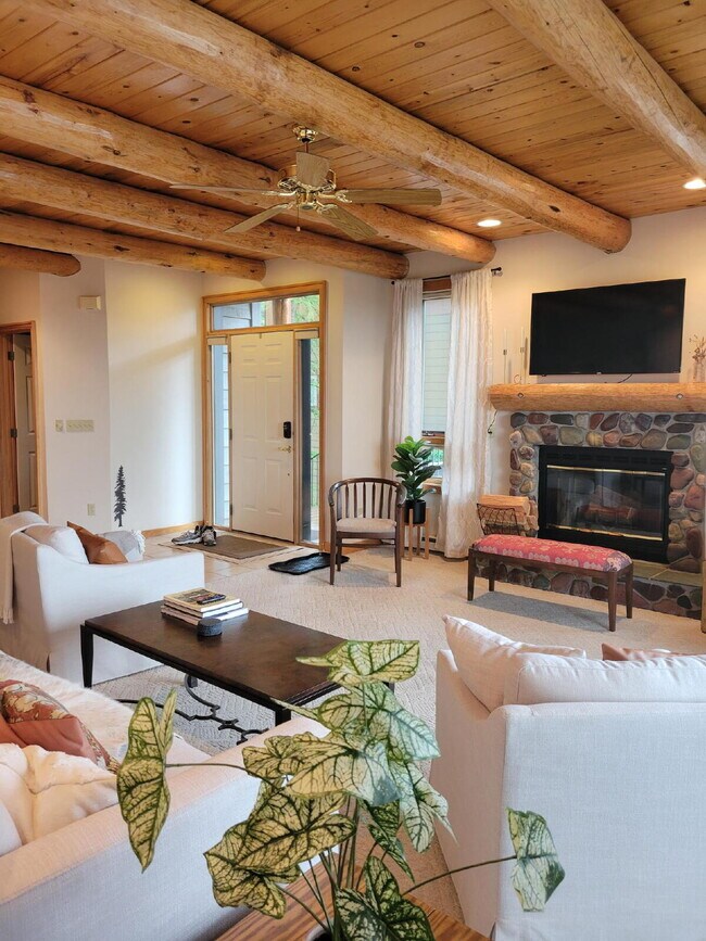 Building Photo - Furnished 3 bedroom, 3.5 bath