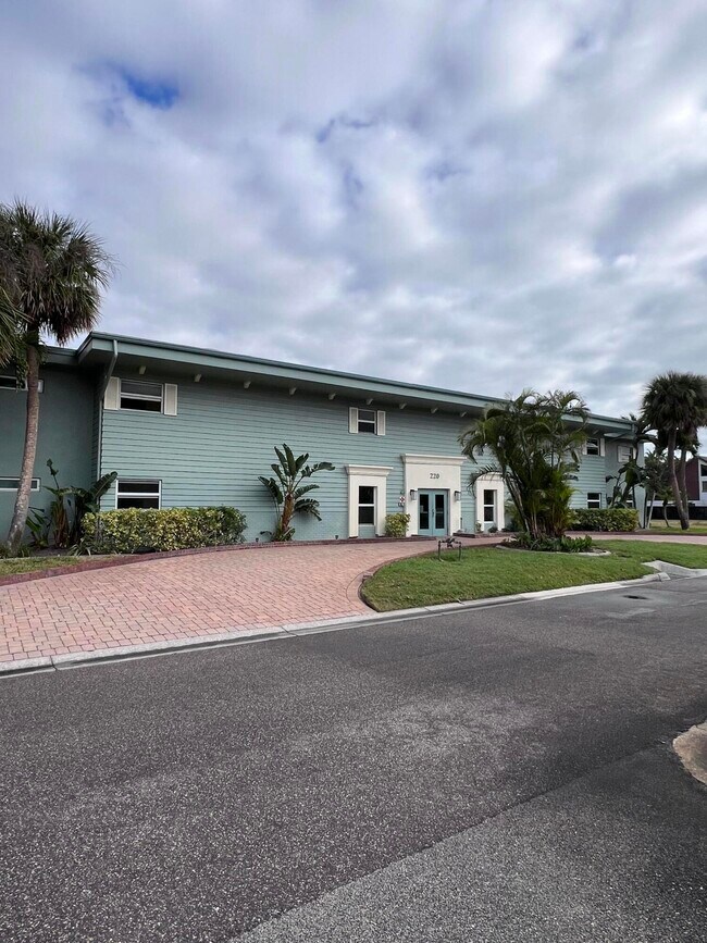 Building Photo - 220 Columbia Dr