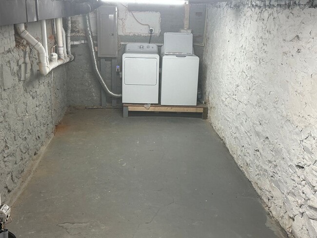 Building Photo - Newly Renovated! Hardwood Flooring First F...