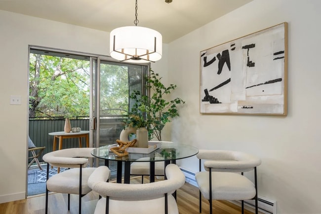 Building Photo - Enjoy this homes convenient location to al...