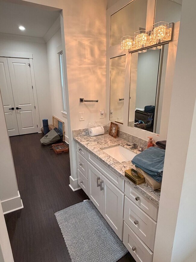Building Photo - Gorgeous Single Family Home, 4BD/4BA with Large Backyard