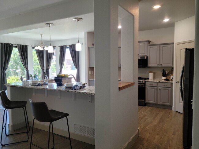 Building Photo - 5 Bed 3 Bath Ranch w/ AC - Available Now! ...