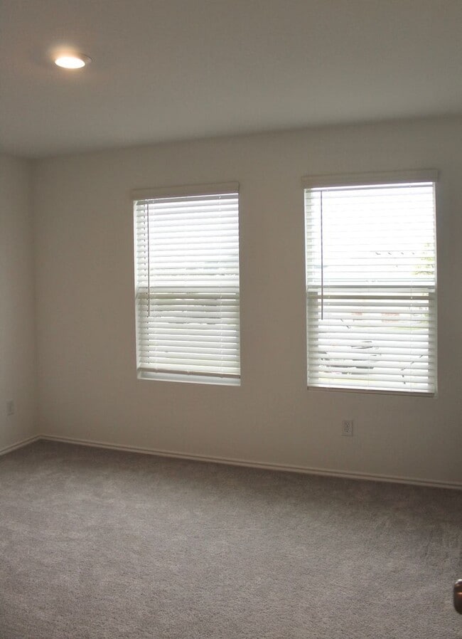 Building Photo - 5 bedroom, 3 bath, and over 2000 sqft!!!!