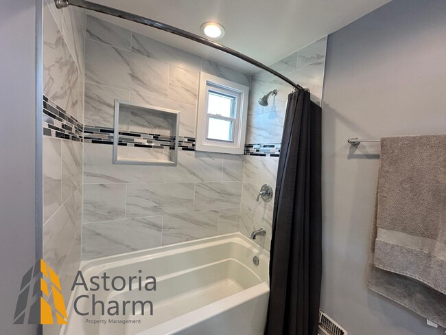 Building Photo - Spacious 4 Bedroom + Den Home with Private...
