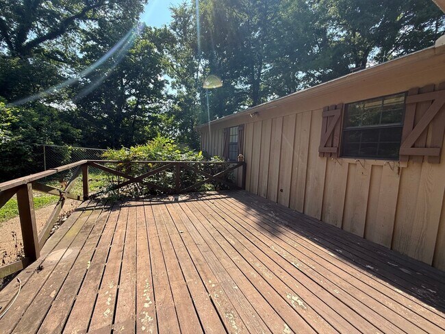 Building Photo - 102 Hickory Hill Dr