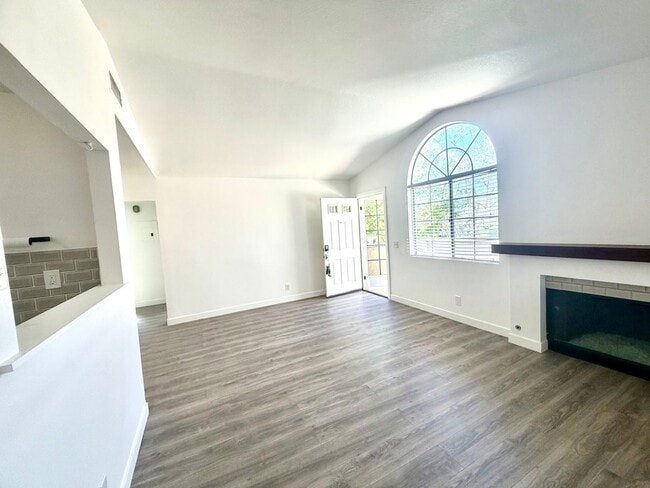 Building Photo - 2 Bed, 2 Bath upper end unit in Beautiful Rancho Santa Margarita