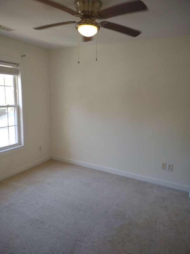 Building Photo - Lovely 2 Bedroom House | Great Location!