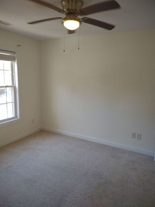 Building Photo - Lovely 3 Bedroom House | Great Location!- NO MOVE IN FEES!!!