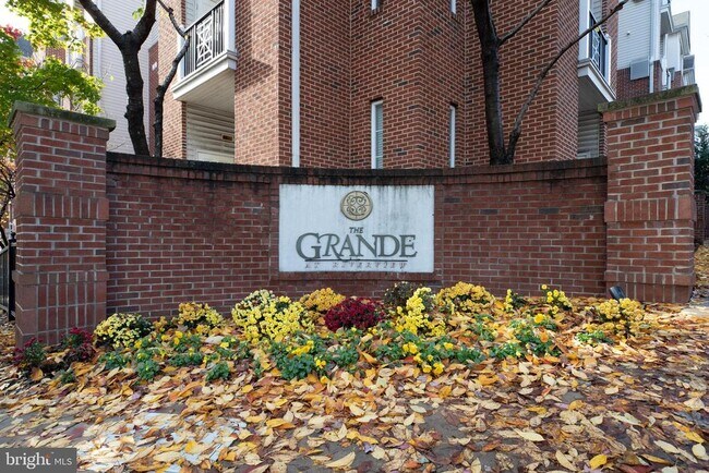 Building Photo - 200 W Elm St