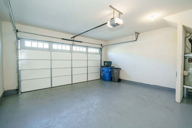 Building Photo - Beautiful Single-Level Home | 3 Bed, 2.5 B...