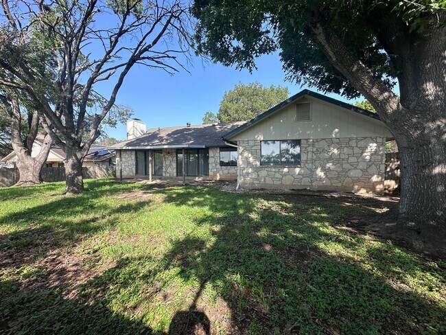 Building Photo - BEAUTIFUL WOOD FLOORING IN THIS 3 BR IN FO...