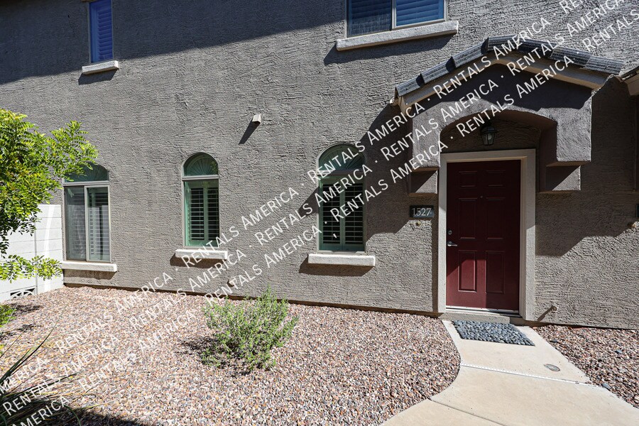 Building Photo - 2402 E 5th St