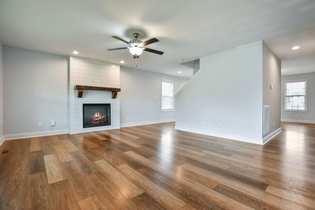 Building Photo - Pet Friendly Four Bedroom!