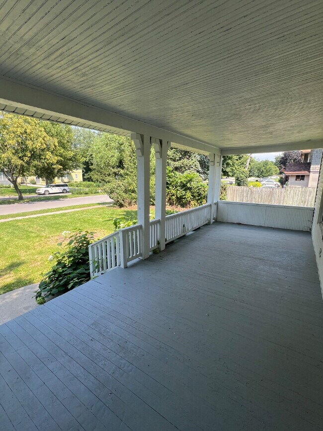 Building Photo - 3 bedroom / 2 bathroom home with Fenced Backyard For Rent on the Popular Kingman Blvd!