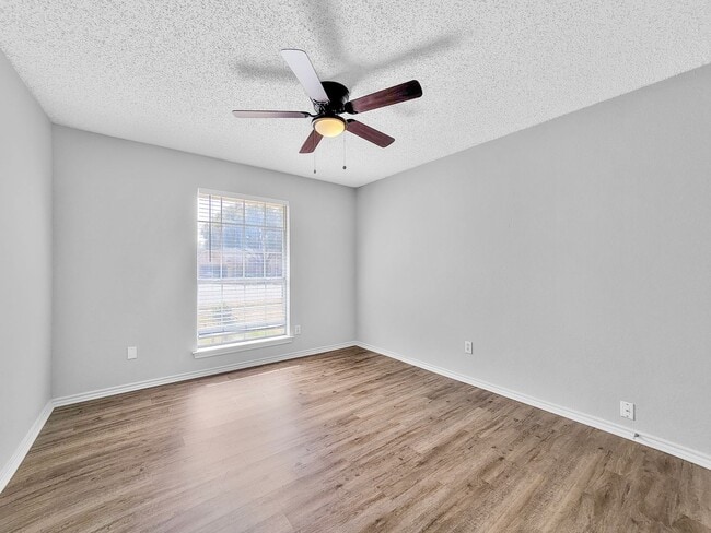 Building Photo - Charming 3-Bed, 2-Bath Home in Bedford with Garage Parking