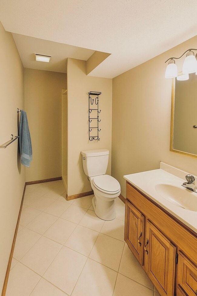 Building Photo - Hidden Gem!  4bed 2bath Single Family Home in Maple Grove, Featuring a Fenced in Back Yard