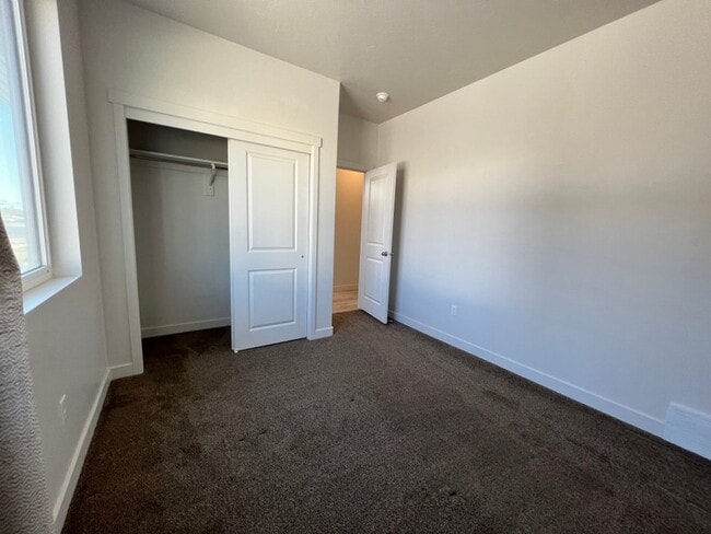Building Photo - 418 Willow Leaf Rd