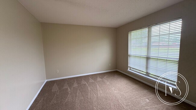 Building Photo - RATE DROP ALERT (was $$2600/month) and FAL...