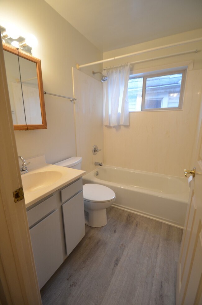 Second floor full bath. - 500 E Beck St