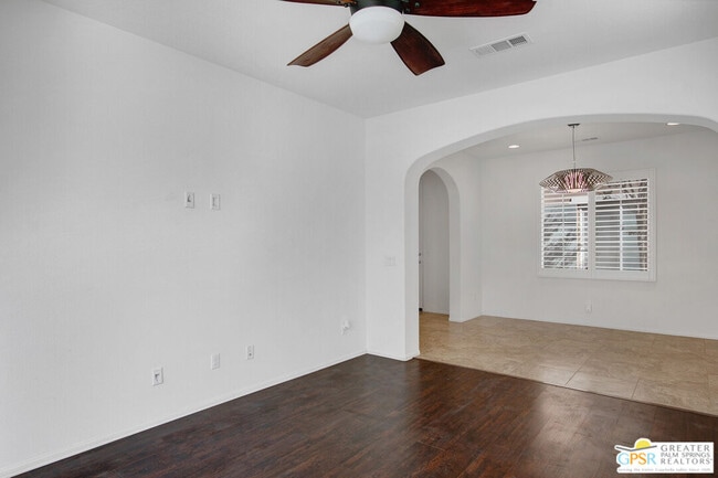 Building Photo - 607 Calle Vibrante