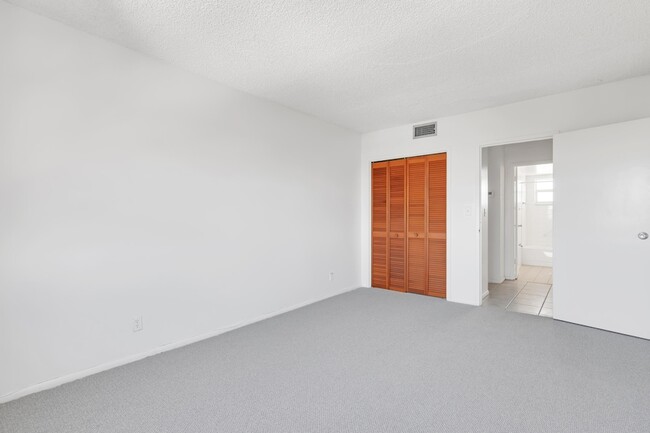 Building Photo - 2555 NE 11th St