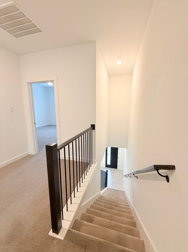 Building Photo - AVAILABLE NOW -Stunning 3-Bedroom Townhome Overlooking Greenbelt in Plano ISD 600 Collier Drive