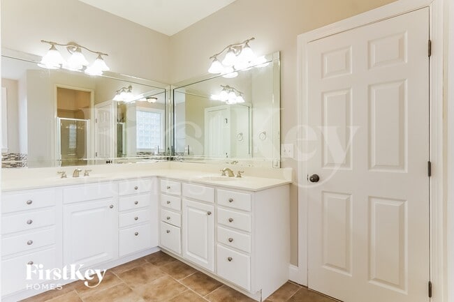 Building Photo - 2026 Laurel Lakes Ln