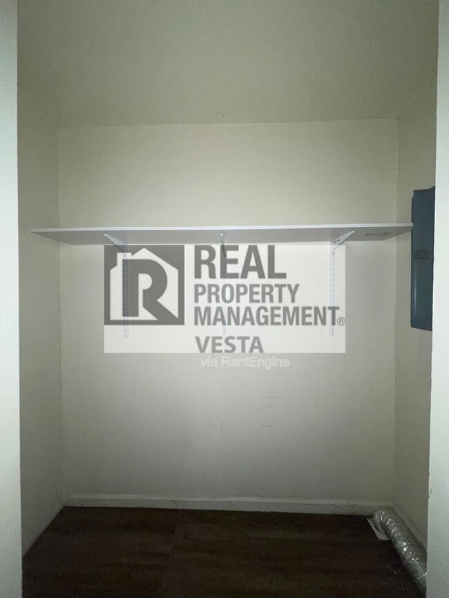 Building Photo - 1065 College St