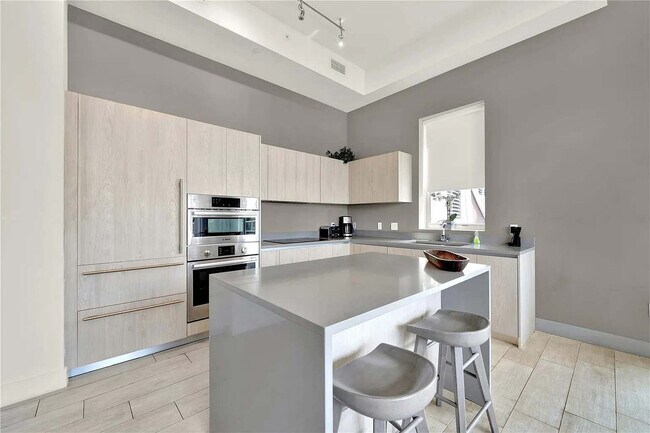 Building Photo - 4010 S Ocean Dr