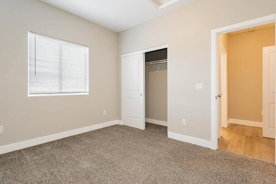 Building Photo - 1681 S Dandelion St