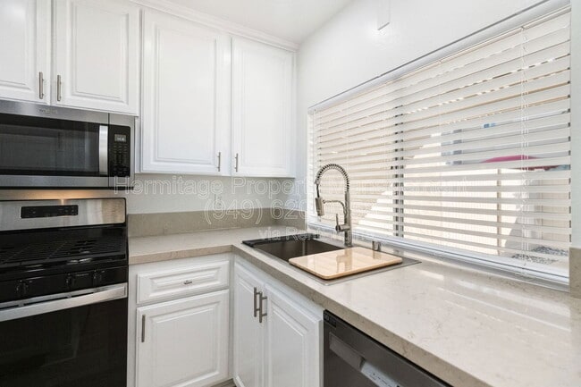 Building Photo - 35 Kazan St