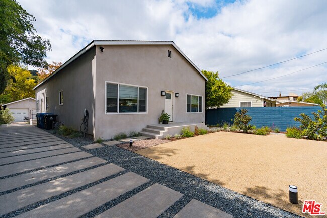 Building Photo - 1460 Yosemite Dr