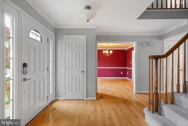 Building Photo - 8527 Silverview Dr