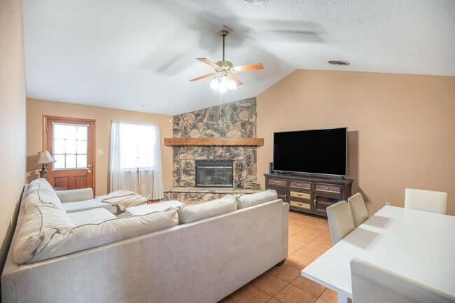 Building Photo - 3 Bedroom 2 Bathroom Home - Dogs Allowed & Large Backyard!