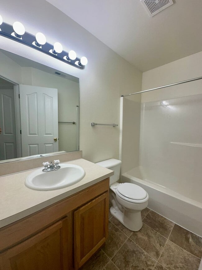 Building Photo - Large Three Bedroom Duplex in Keizer