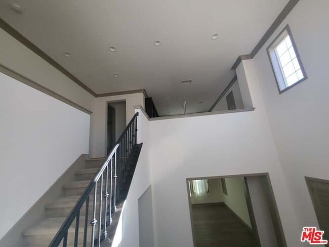 Building Photo - 16243 Cameo Ct