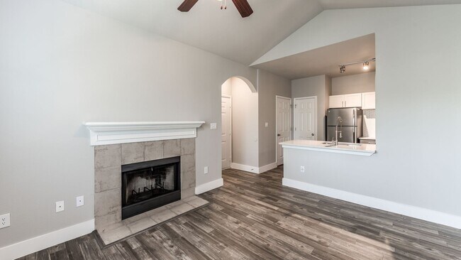 Building Photo - Available Now – Modern Apartment for Rent