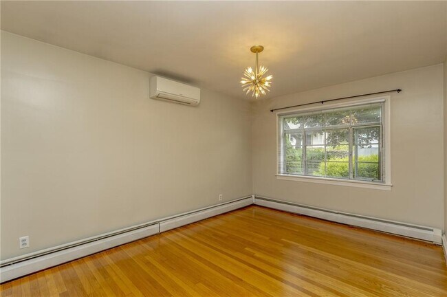 Building Photo - 170 Leah St