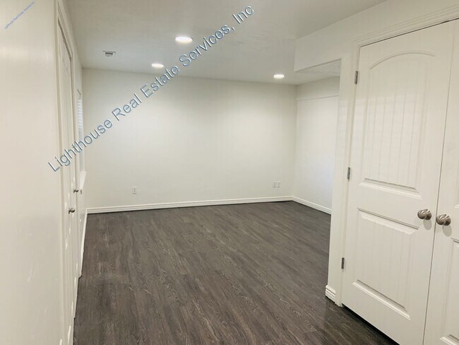Building Photo - Fantastic Murray 3 Bedroom Townhome!