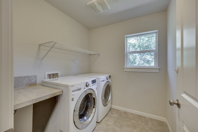 Building Photo - Stunning & Spacious Lynnwood Rental Available Now!