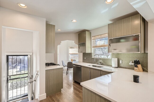 Building Photo - Available NOW! Fully Furnished 4 Bedroom 2 Bath Beautiful Home in Denver!