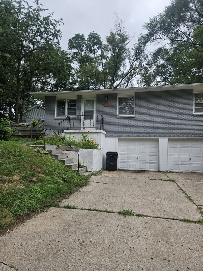 Building Photo - 409 W Linden Ave