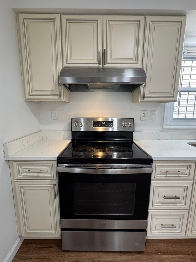 Building Photo - 375 WHITON St