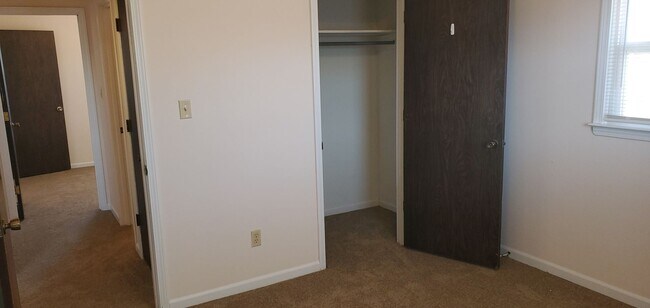 Building Photo - 306 W Southampton Dr