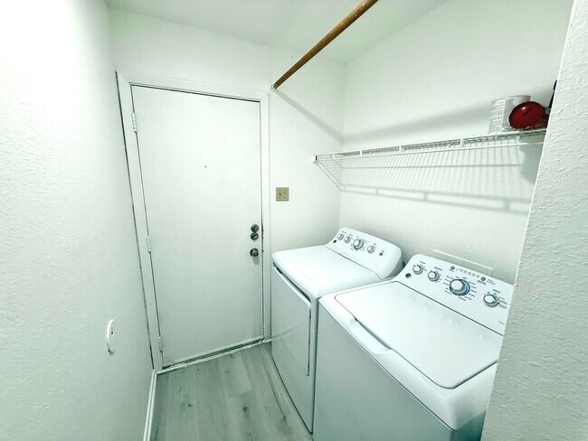 Building Photo - 403 Country Aire Dr