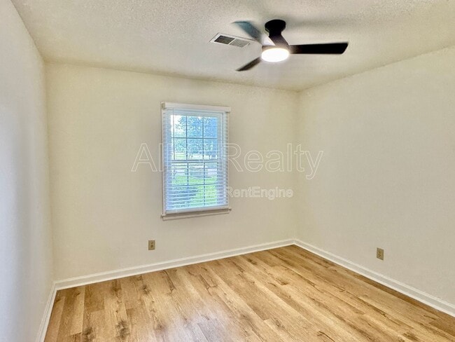 Building Photo - 713 Dubuque Dr