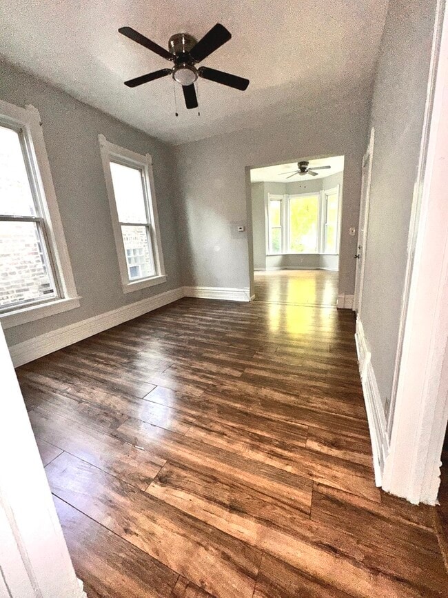 Building Photo - 1302 E 72nd St