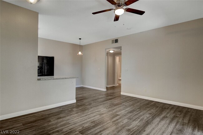 Building Photo - 5650 E Sahara Ave