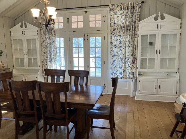 Building Photo - 211 New Canaan Rd