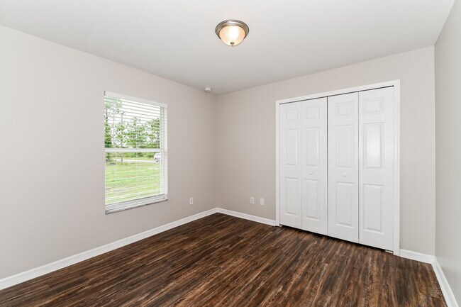 Building Photo - 11 W 9th St